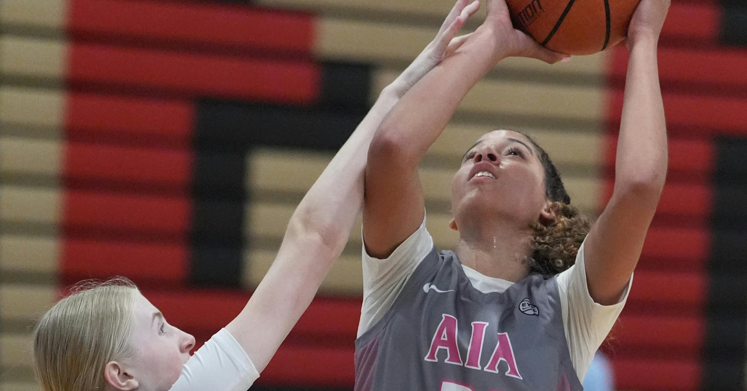 Ari Peterson, Adrian Petersons Daughter, Dunks During Minnetonka Workout