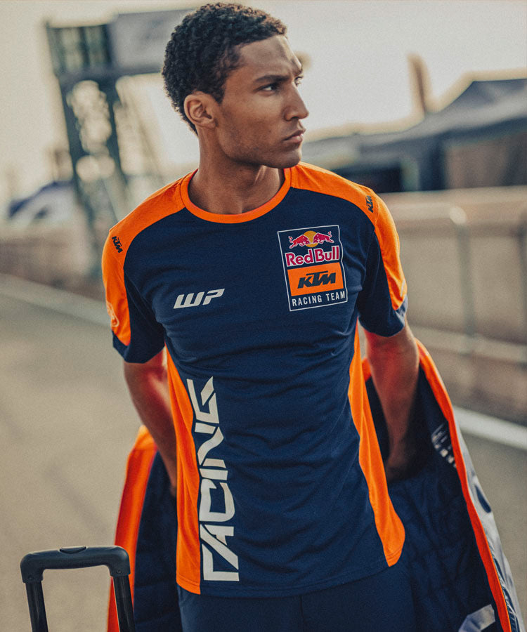 Red Bull Clothing: पुरुषों और महिलाओं के लिए सबसे अच्छे कपड़े