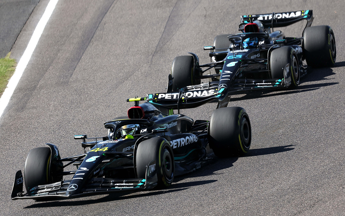 F1 गाड़ी मोड़ते समय कितने Gs बल लगता है? आसान शब्दों में।