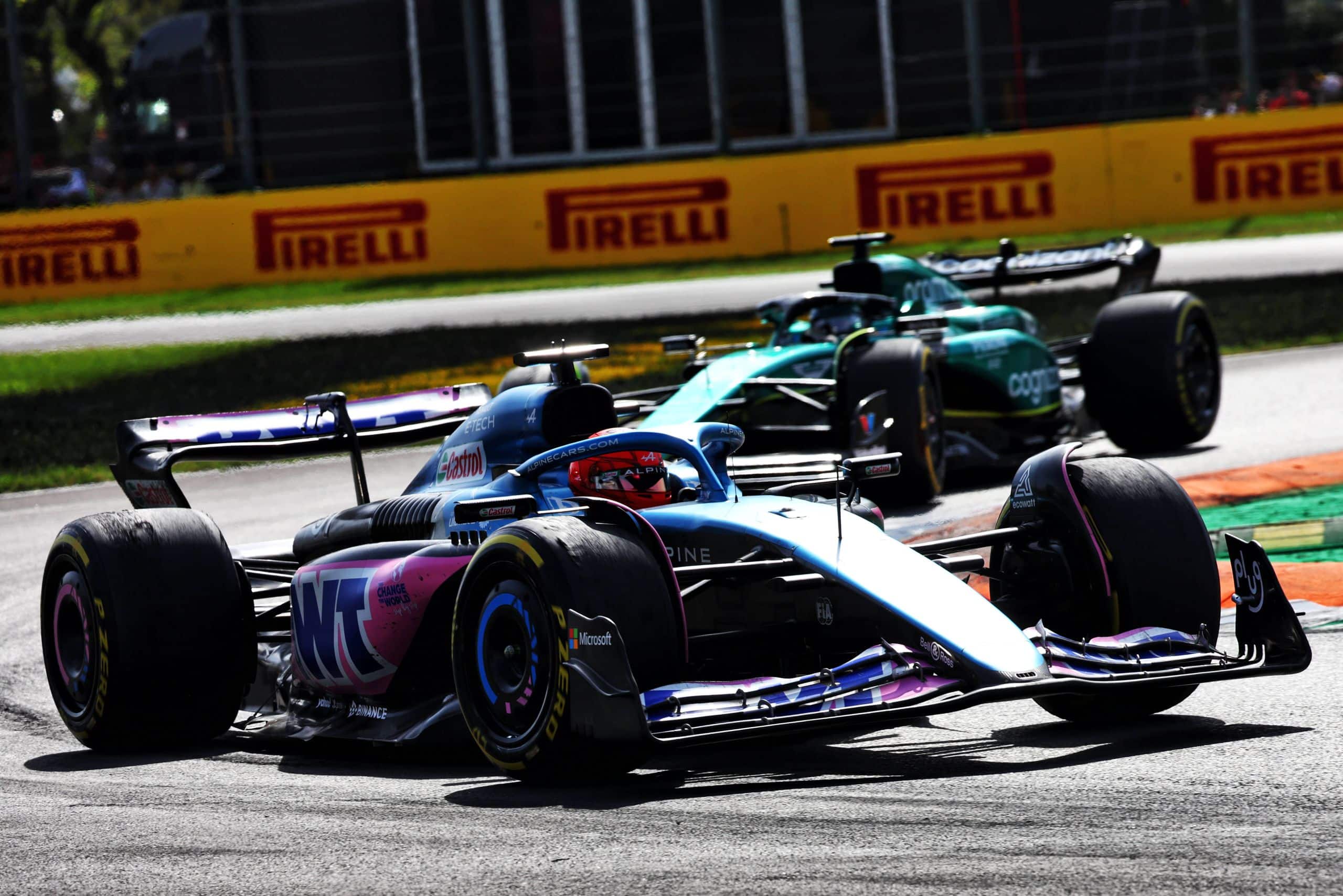 F1 गाड़ी मोड़ते समय कितने Gs बल लगता है? आसान शब्दों में।
