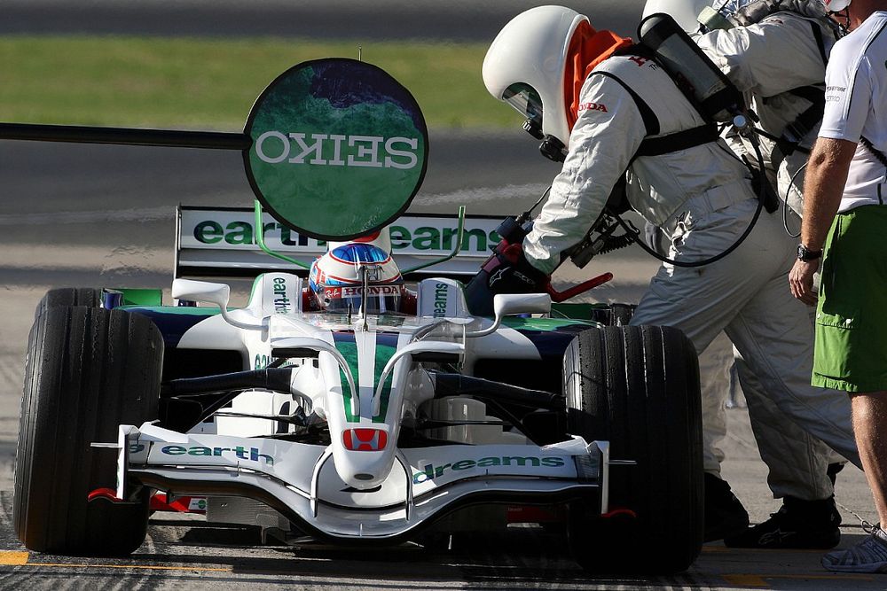 Do F1 Cars Refuel During Races?  A quick explanation of the rule.