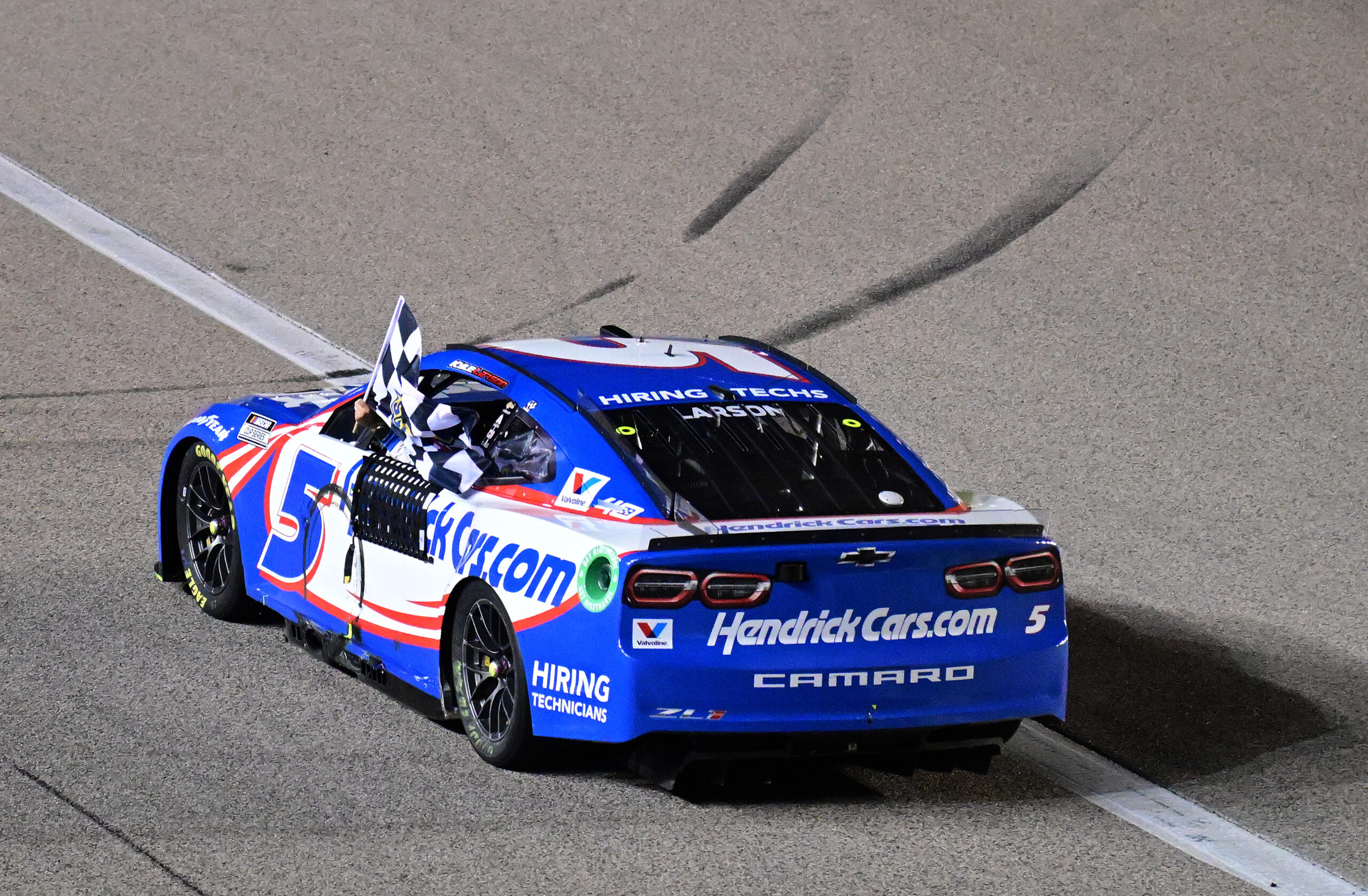 NASCAR में रिवर्स गियर क्यों नहीं होते? (3 बड़े कारण जो आप नहीं जानते)