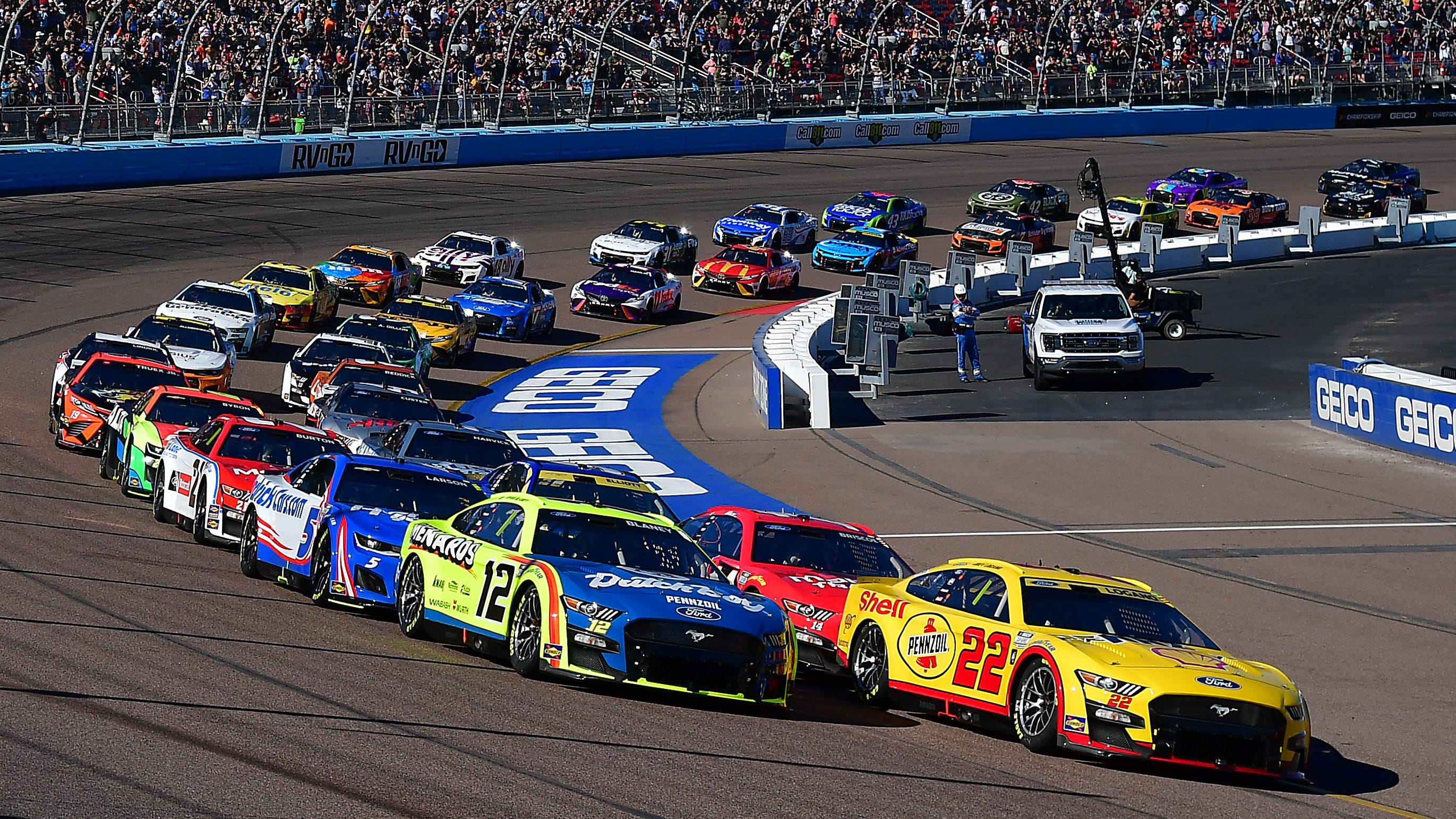 आज फीनिक्स में NASCAR रेस किसने जीती? यहाँ है पूरी जानकारी।