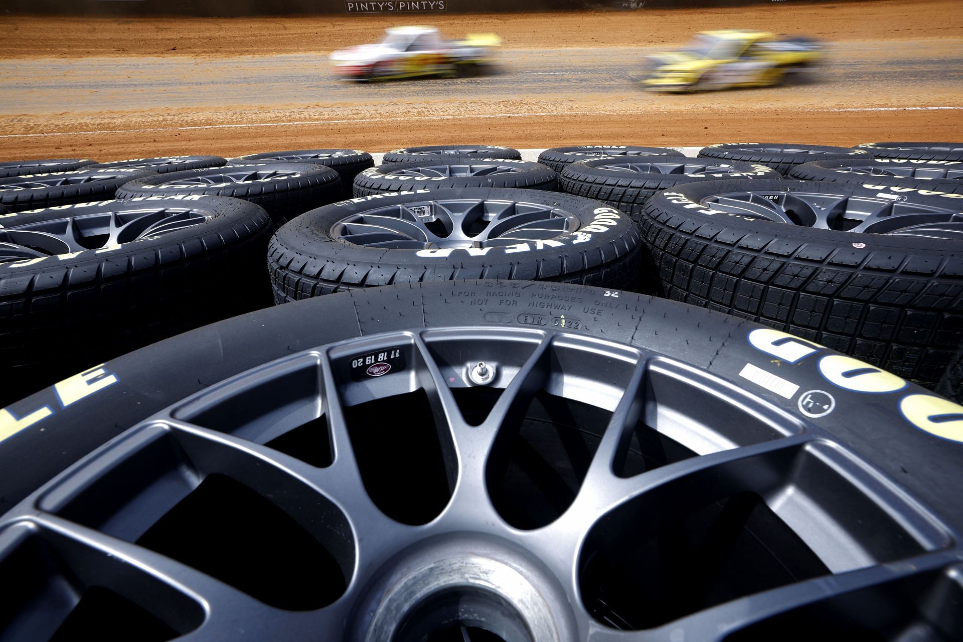 NASCAR टायर की कीमत कितनी है? (इतना खर्चा जानकर चौंक जाएंगे)