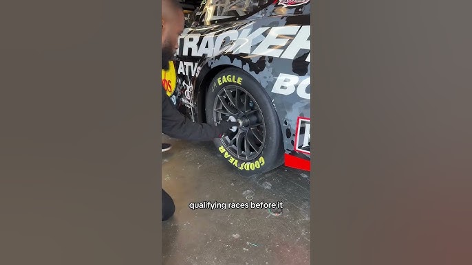 NASCAR टायर बदलने वाले की सैलरी कितनी होती है? क्या है उनकी कमाई का असली राज?