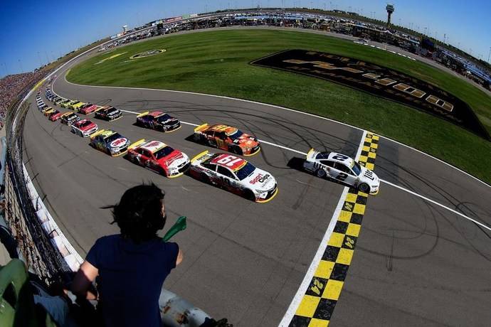 谁获得了明天 nascar 比赛的杆位?赛车迷们看过来!
