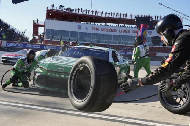 NASCAR पिट क्रू सदस्य की कमाई: क्या है उनका वेतन और भत्ते?