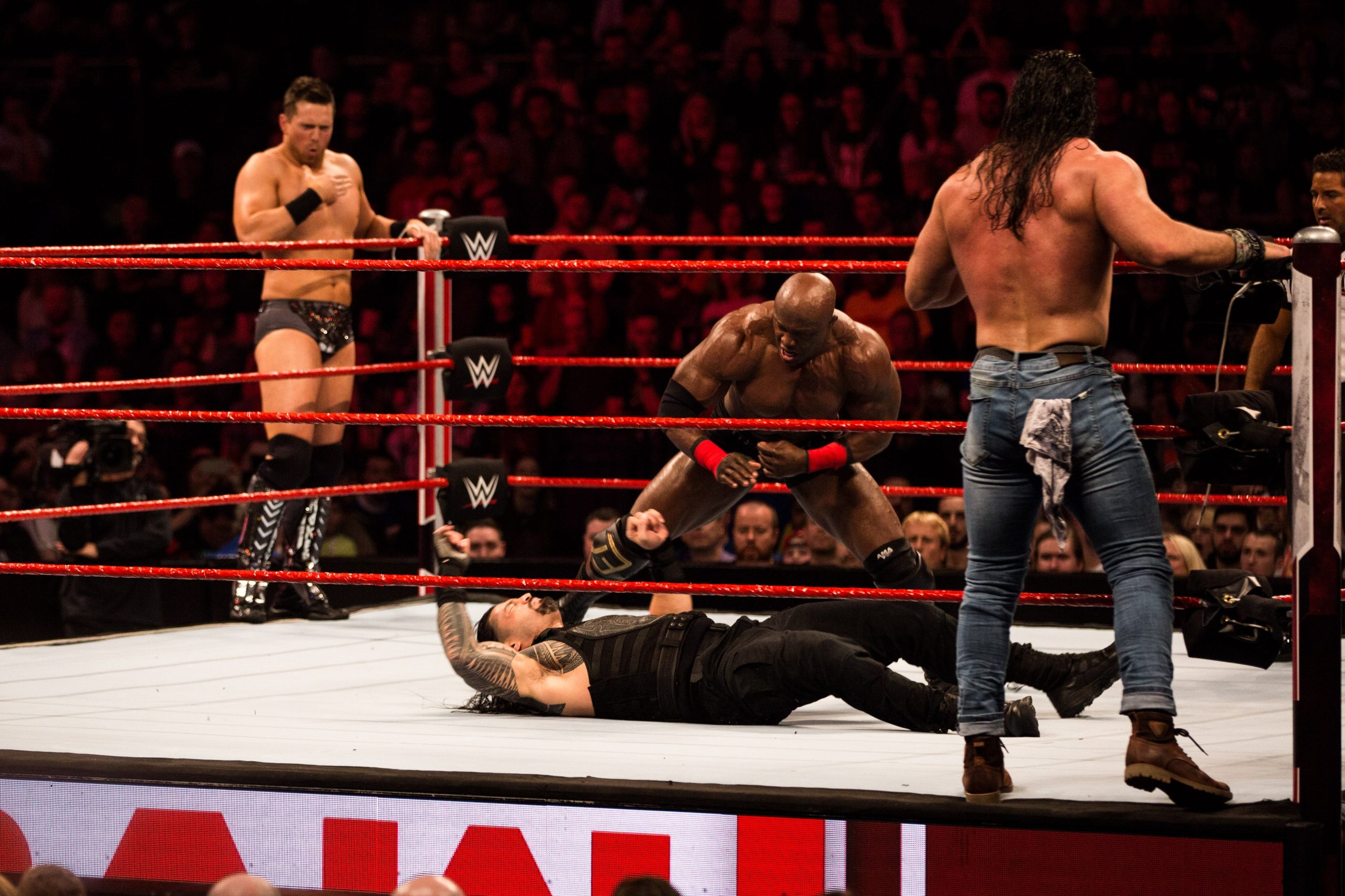 क्या मैं मुफ्त में WWE रॉ लाइव देख सकता हूँ (जानें कैसे और कहाँ)